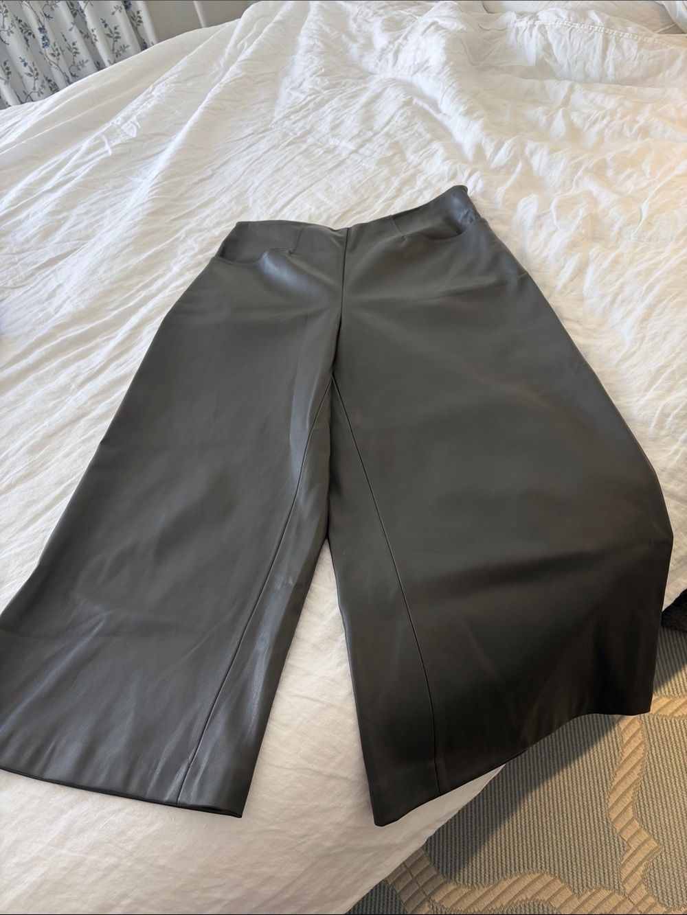 T Tahari Dark Grey Faux Leather Cropped Wide-Leg Culotte Pants